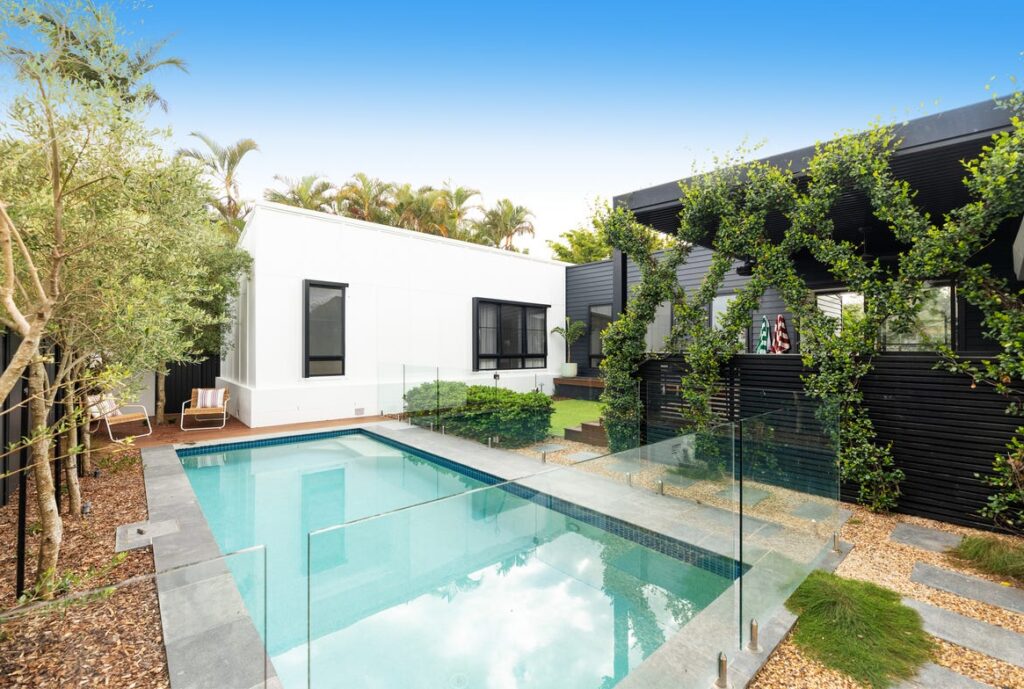 Burleigh Waters, 4220